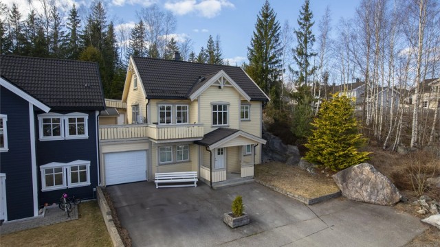 Velkommen til Willy Moes veg 63 - Familievennlig og romslig enebolig i kjede med flott intern beliggenhet