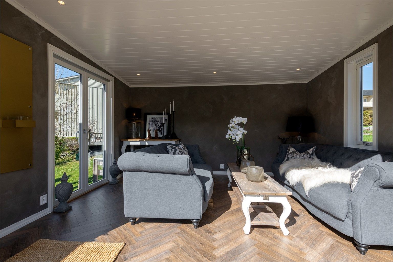 Med varmekabler i gulvet er hagestuen et ekstra oppholdsrom som kan brukes hele året