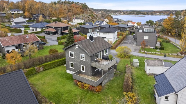 Innenfor 5 minutter gange finner en Lahelle badestrand som er en kjent samlingsplass på Sankthansaften med stort bål, samt hygge og moro for store og små.