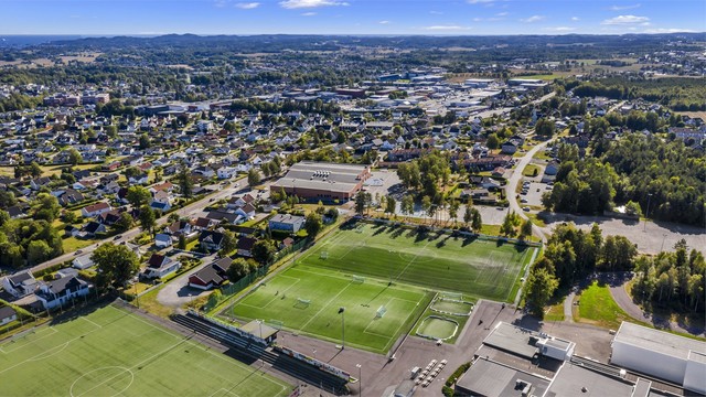 Det er kort vei til Runar idrettsanlegg med et stort utvalg av sportslige tilbud og fritidsaktiviteter. Her er det fotballbaner, turløyper i skog, lysløyper på vinteren, skilekanlegg, samt Runarhallen som er en flerbrukshall.
