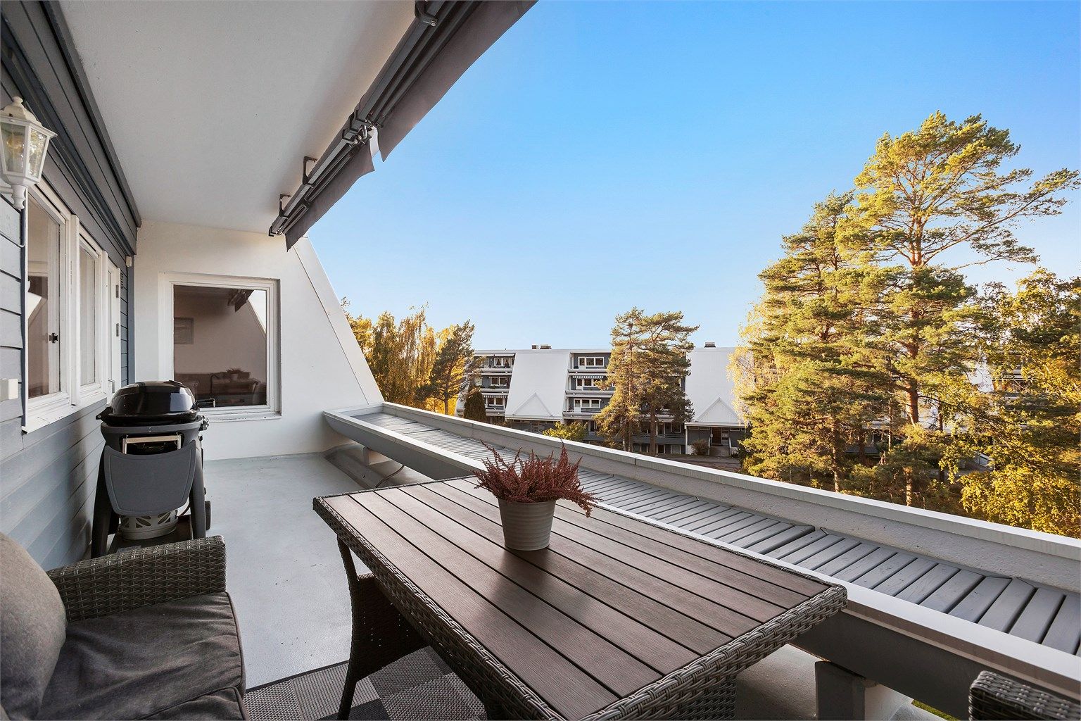 God plass til spisebord og grill, skjermet under overbygg og markise. 
