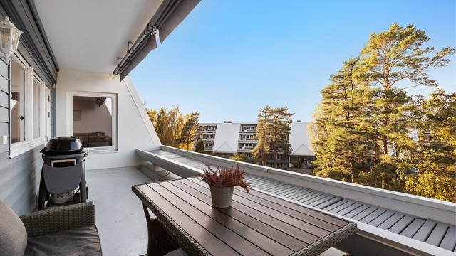 God plass til spisebord og grill, skjermet under overbygg og markise.