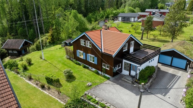 Krogsveen v/ Vegard Gjeisklid presenterer Eidvangvegen 8 - En innholdsrik og stor enebolig beliggende i barnevennlig boområde i Eidsvoll