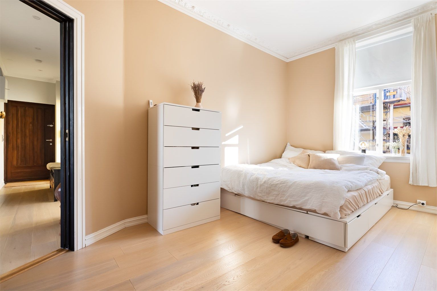 Stort og romslig hovedsoverom.