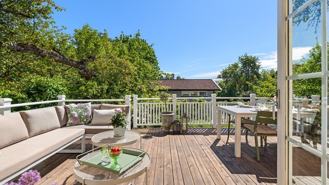 Sydvendt terrasse på 22 kvm med adkomst til hagen