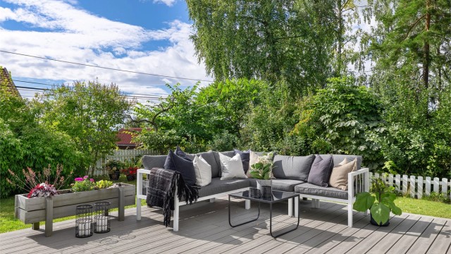 God plass til en romslig sofagruppe på terrassen.