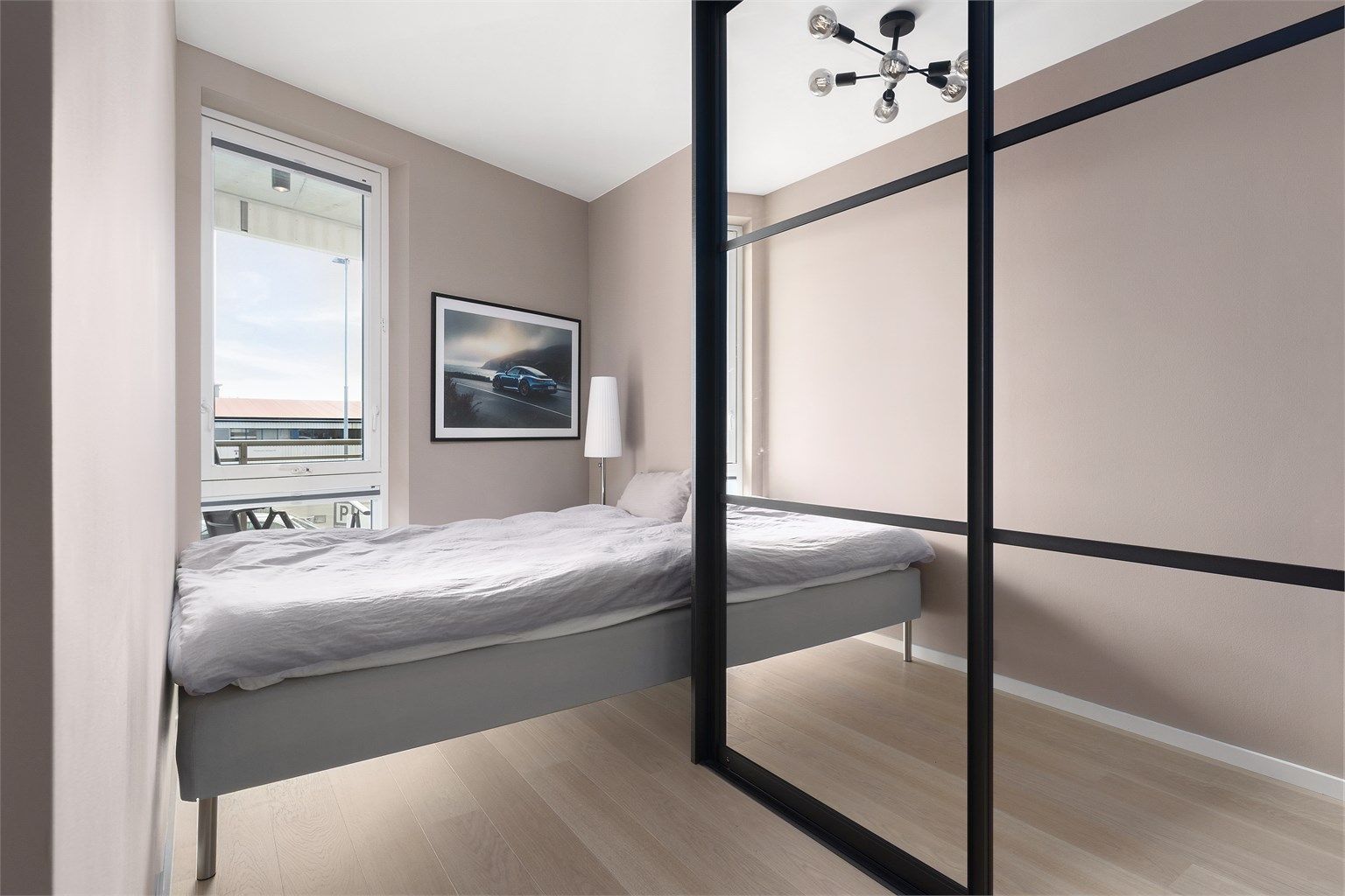 Rommet er i likhet med hovedsoverommet utstyrt med skyvedørsgarderobe fra Leba og har plass til både seng og skrivebord