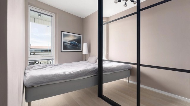 Rommet er i likhet med hovedsoverommet utstyrt med skyvedørsgarderobe fra Leba og har plass til både seng og skrivebord