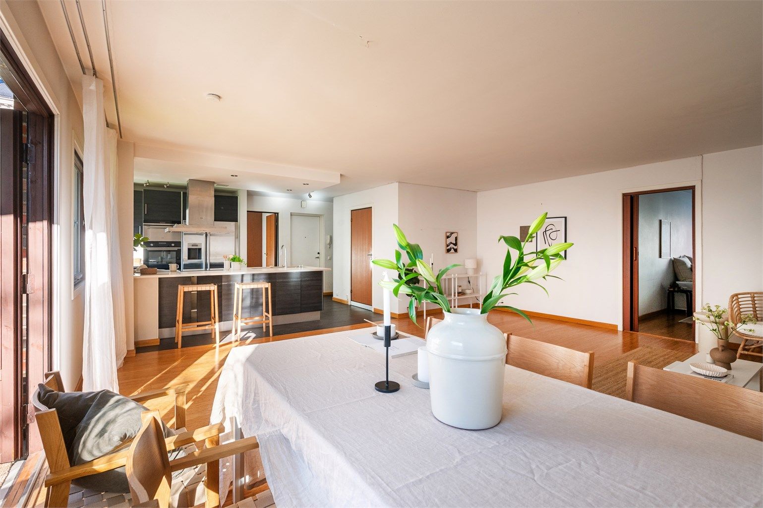 Stuen/kjøkkenet er svært romslig og her har man plass til et større spisebord.