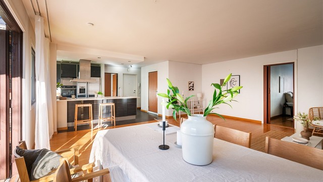 Stuen/kjøkkenet er svært romslig og her har man plass til et større spisebord.