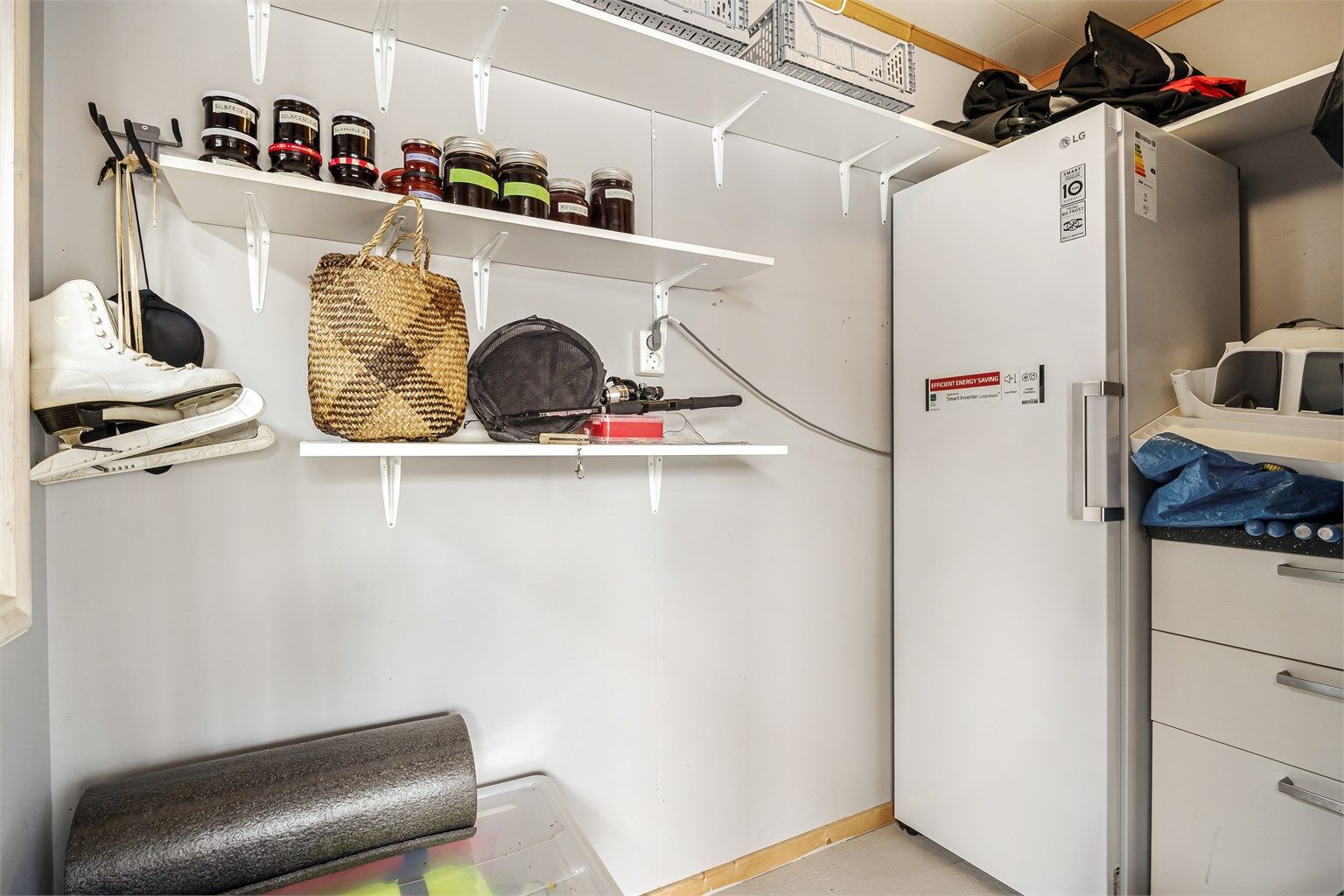 Tilgang til en utvendig bod på 4 kvm, i tilknytning til inngangspartiet. 