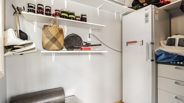 Tilgang til en utvendig bod på 4 kvm, i tilknytning til inngangspartiet.