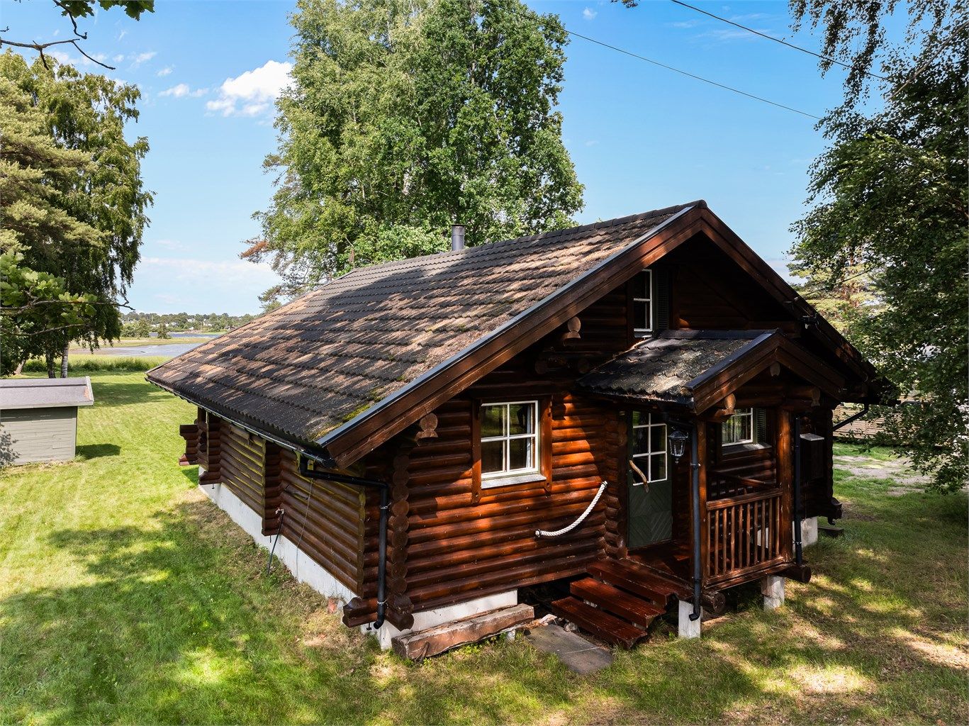 Fritidsboligen ble oppført i laftet tømmer i 1985 og har bilvei helt frem. 