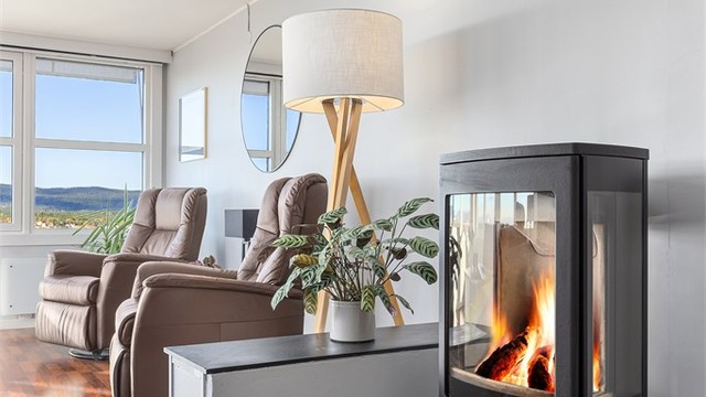 Den stilrene peisovnen fra Nordpeis ble installert i 2016, med glassdør som gir deg innsyn til flammene