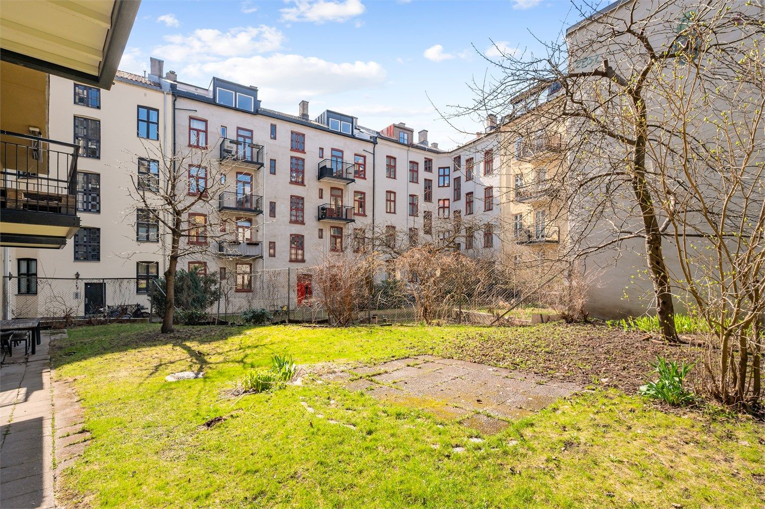 Det felles uteområdet er en rolig oase midt i byen.