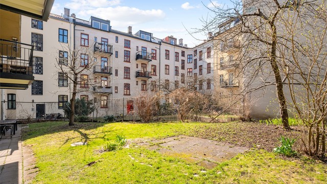 Det felles uteområdet er en rolig oase midt i byen.