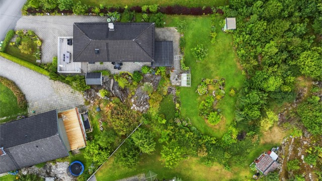Deler av frittstående utebod og opparbeidet tomt er utenfor tomtegrense