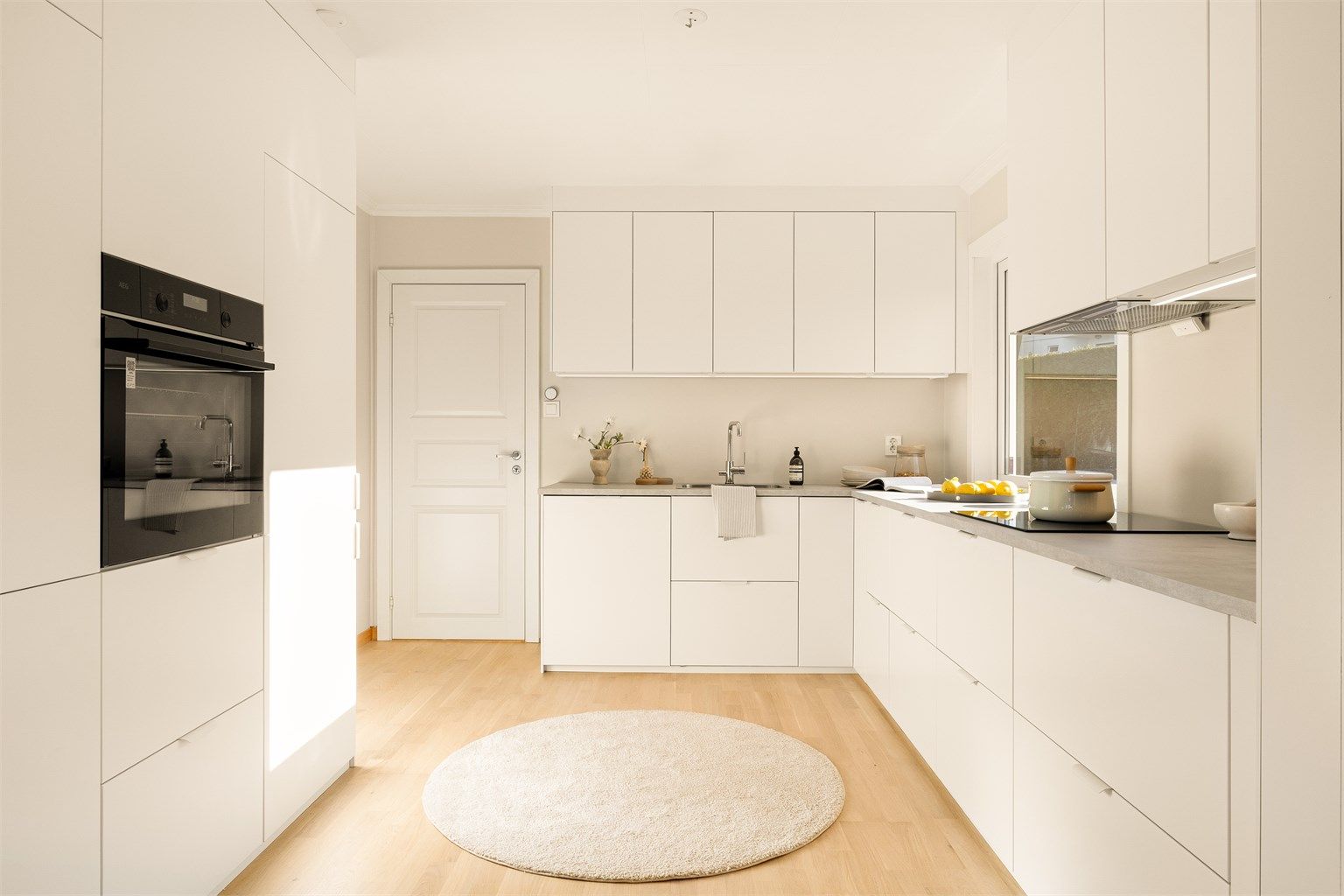 Kjøkkenet er meget funksjonelt og godt utnyttet med rikelig skap- og benkeplass.