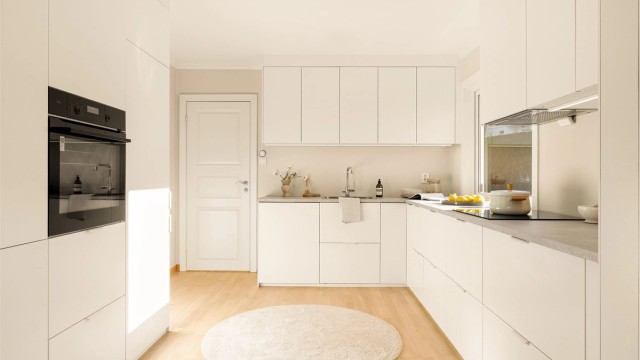 Kjøkkenet er meget funksjonelt og godt utnyttet med rikelig skap- og benkeplass.