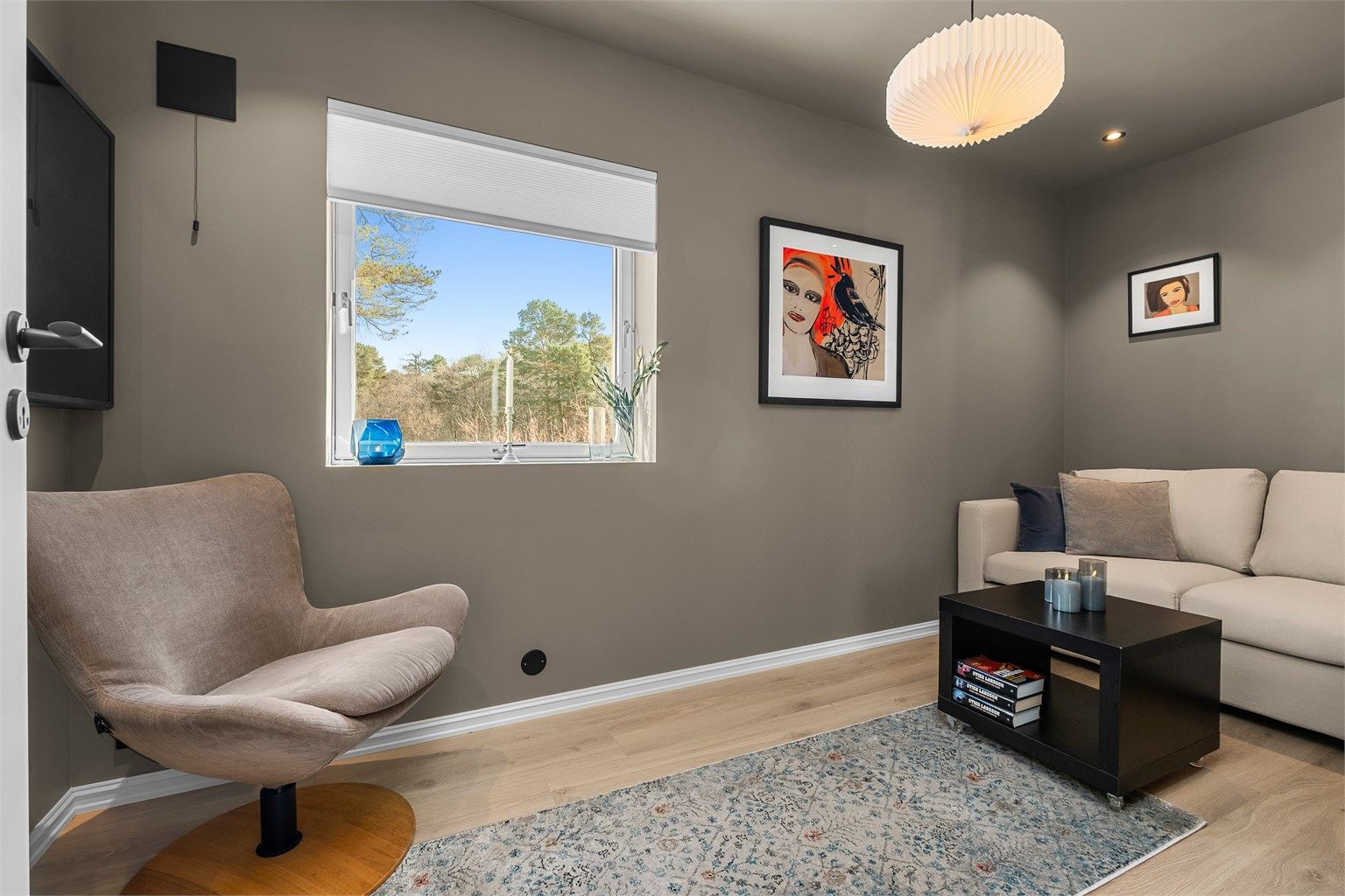 Det andre soverommet passer fint som gjesterom, kontor eller barnerom, med gode møbleringsmuligheter.