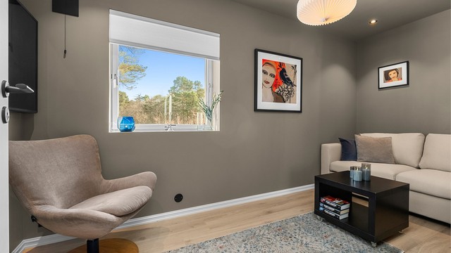 Det andre soverommet passer fint som gjesterom, kontor eller barnerom, med gode møbleringsmuligheter.