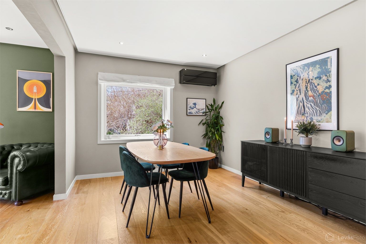God plass til et stort spisebord for hyggelige sammenkomster.