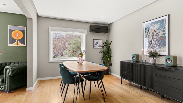 God plass til et stort spisebord for hyggelige sammenkomster.