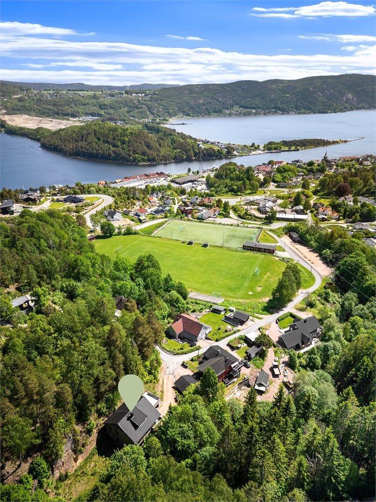 Ca. 1,2-2 km til barneskole, ungdomsskole og barnehager.