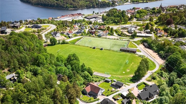 Ca. 1,2-2 km til barneskole, ungdomsskole og barnehager.