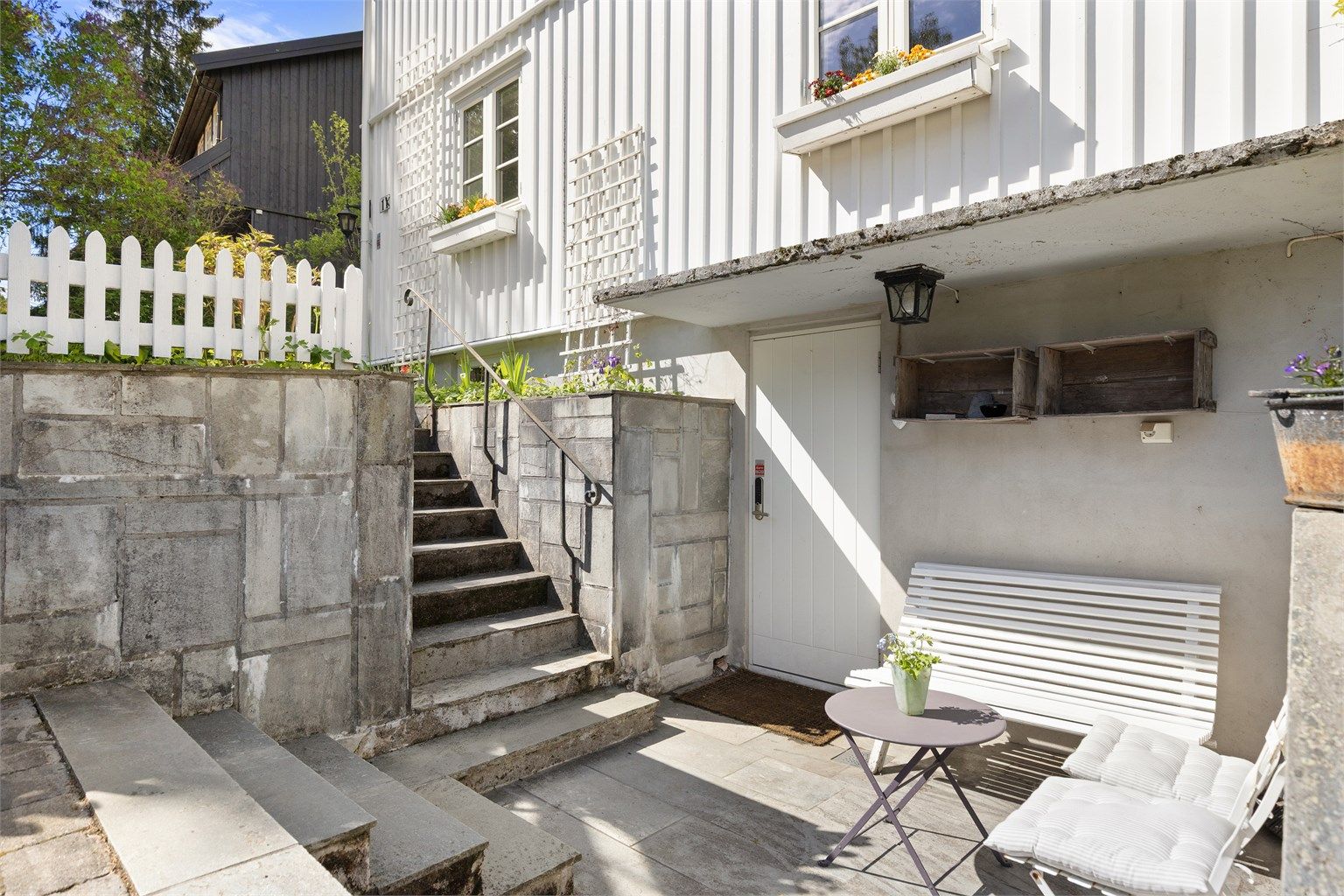 Uteplass ved kjellerinngangen