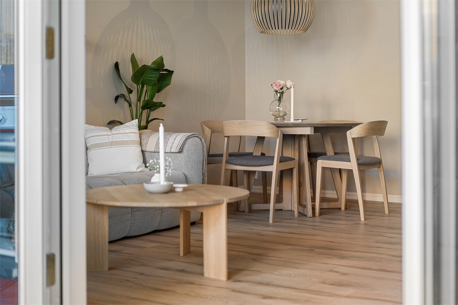 Fra stuen til uteplassen har man en enkel "Walk in-walk out" løsning som forlenger leiligheten store deler av året. 