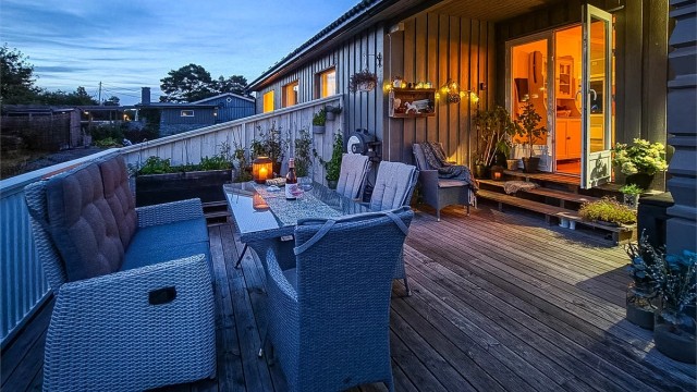 Direkte utgang fra kjøkkenet til terrassen gjør det enkelt å nyte måltider utendørs.