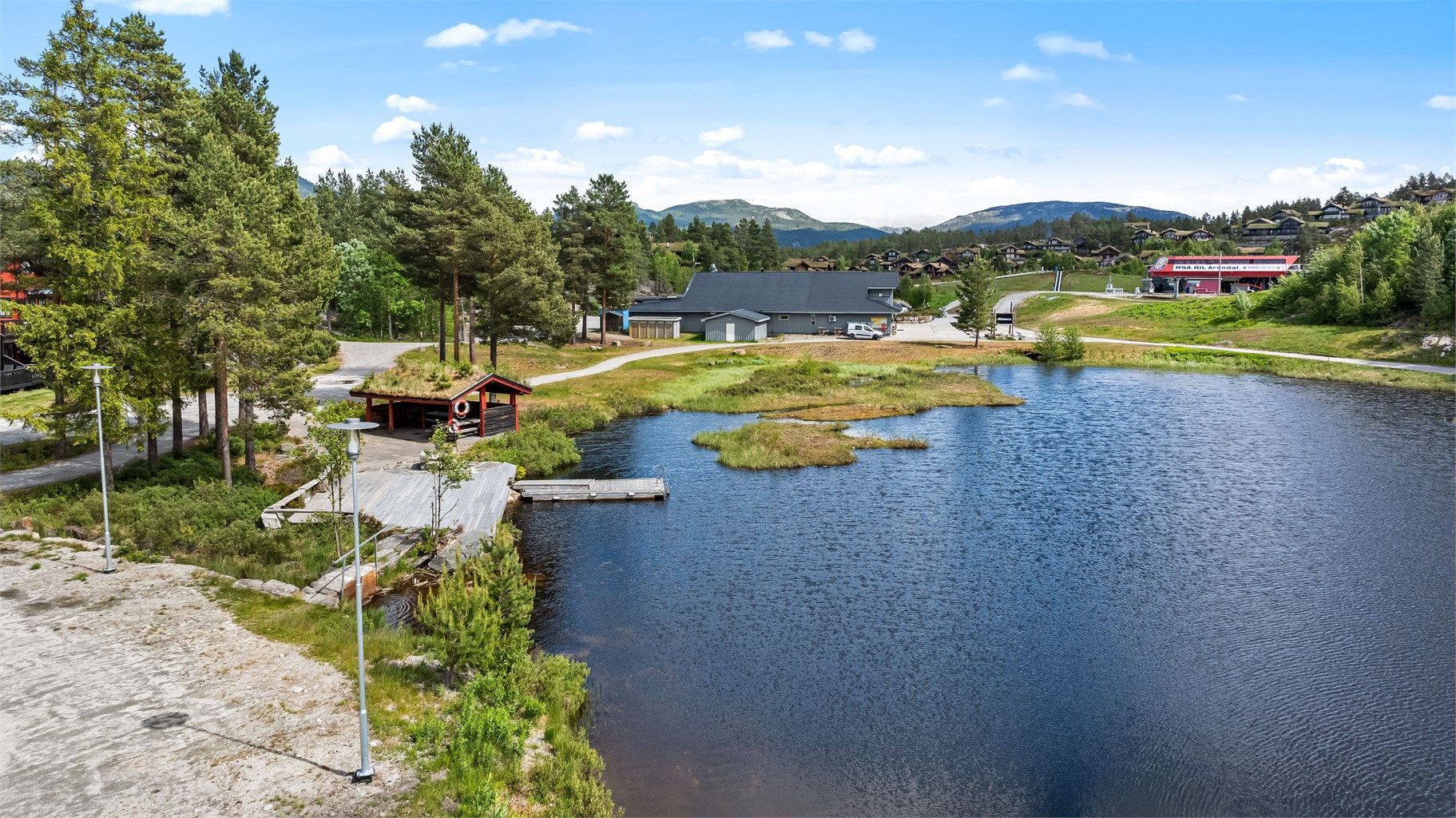 Ved skianlegget ligger et lite tjern med en badebrygge som er et populært innslag for hytteeierne.
