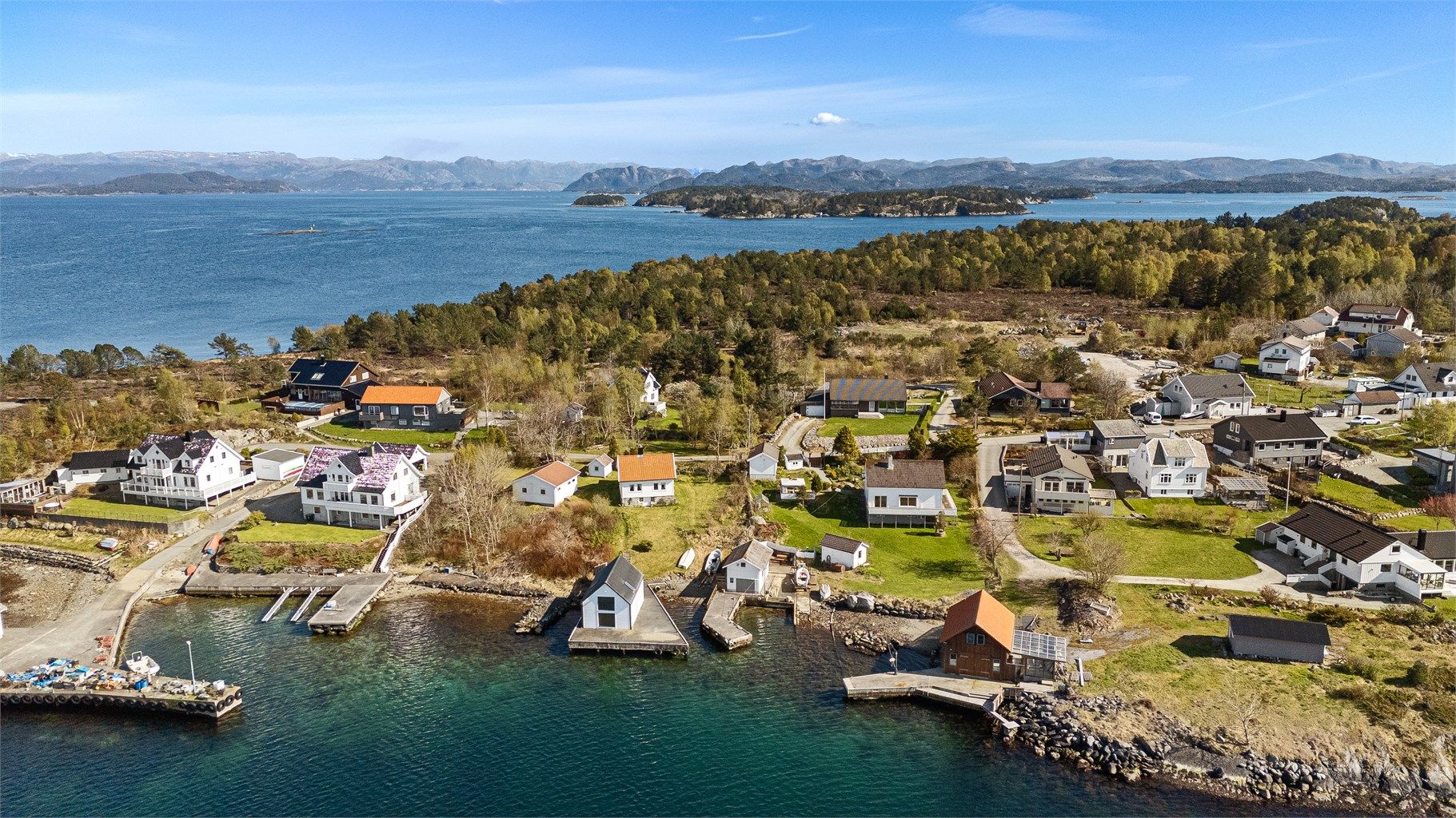 Eiendommen ligger svært idyllisk til på nordsiden av Vassøy og vestvendt med herlige solforhold