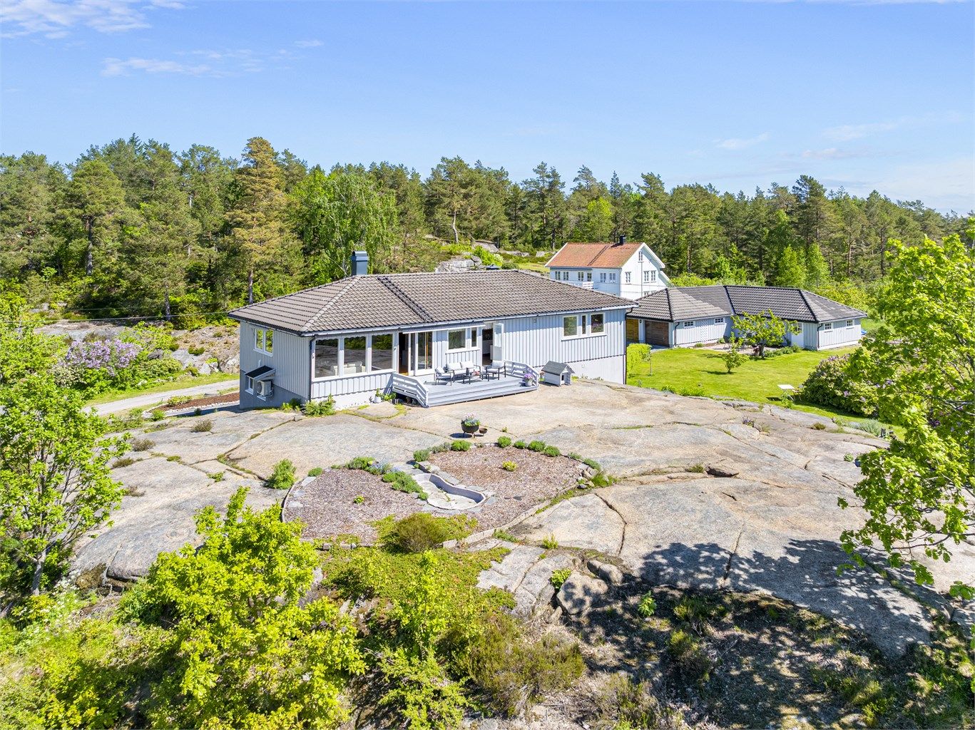 Eiendommen ligger høyt og fritt i terrenget.