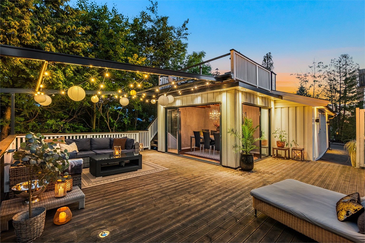 Solrik og usjenert tomt som er meget pent og idyllisk opparbeidet med bl.a. stor terrasse med utestue med takterrasse, samt stor, flat gressplen og beplantning