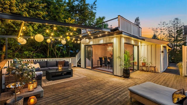 Solrik og usjenert tomt som er meget pent og idyllisk opparbeidet med bl.a. stor terrasse med utestue med takterrasse, samt stor, flat gressplen og beplantning