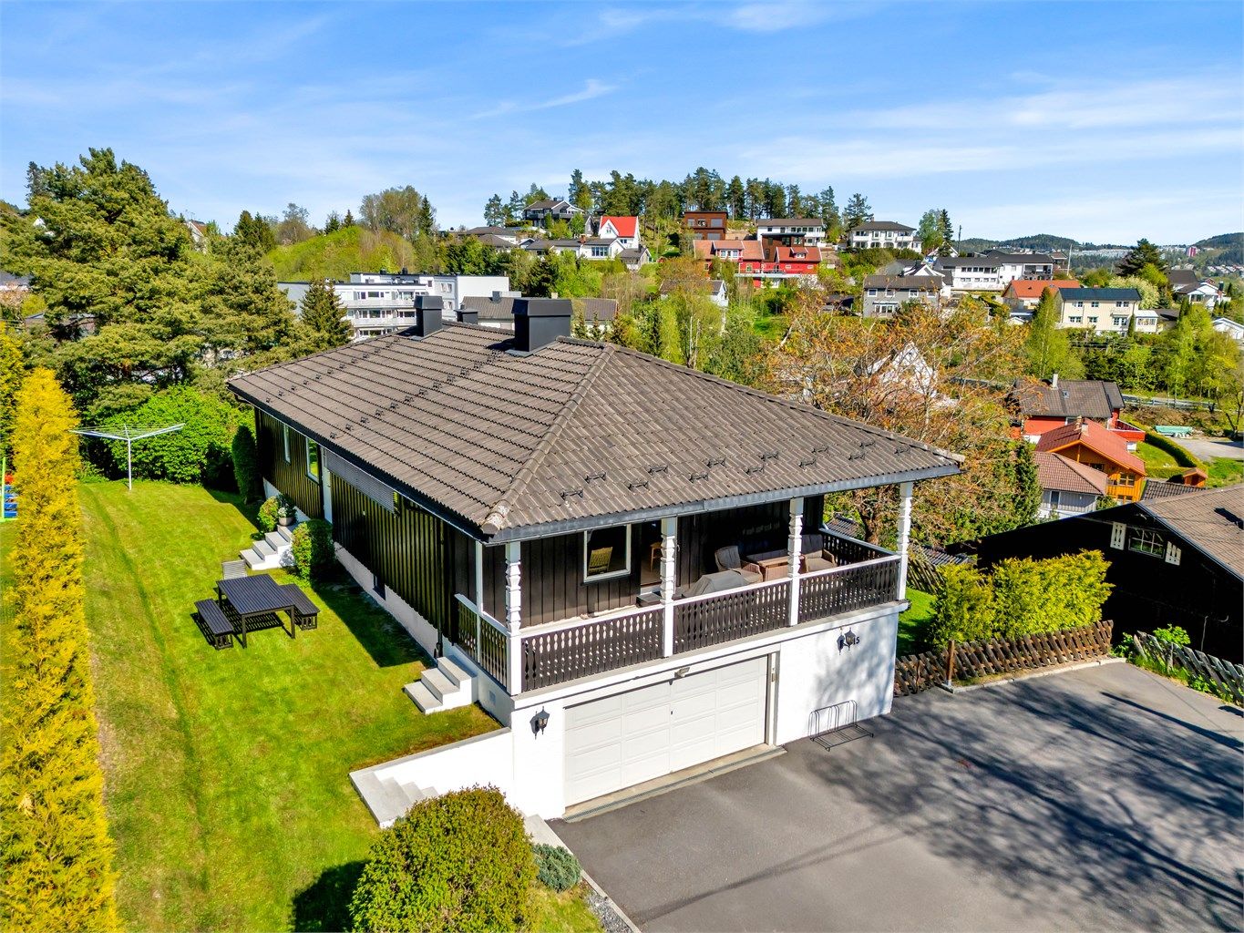 Velholdt enebolig med solrik tomt og dobbelgarasje – attraktiv og barnevennlig beliggenhet i etablert boligområde