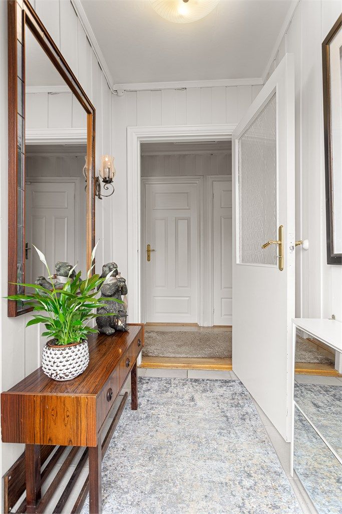 Entréen ønsker velkommen inn i boligens hovedetasje og gir tilgang videre til gangen som binder rommene sammen.