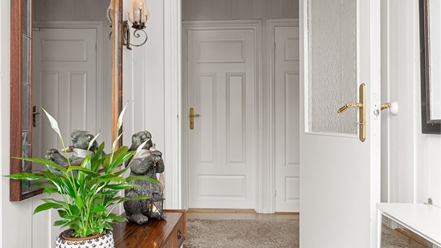 Entréen ønsker velkommen inn i boligens hovedetasje og gir tilgang videre til gangen som binder rommene sammen.