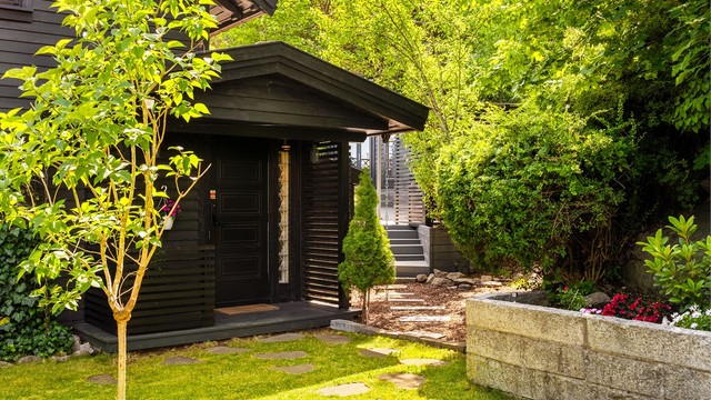 Terrassene bak boligen er også tilgjengelig rett fra inngangspartiet.