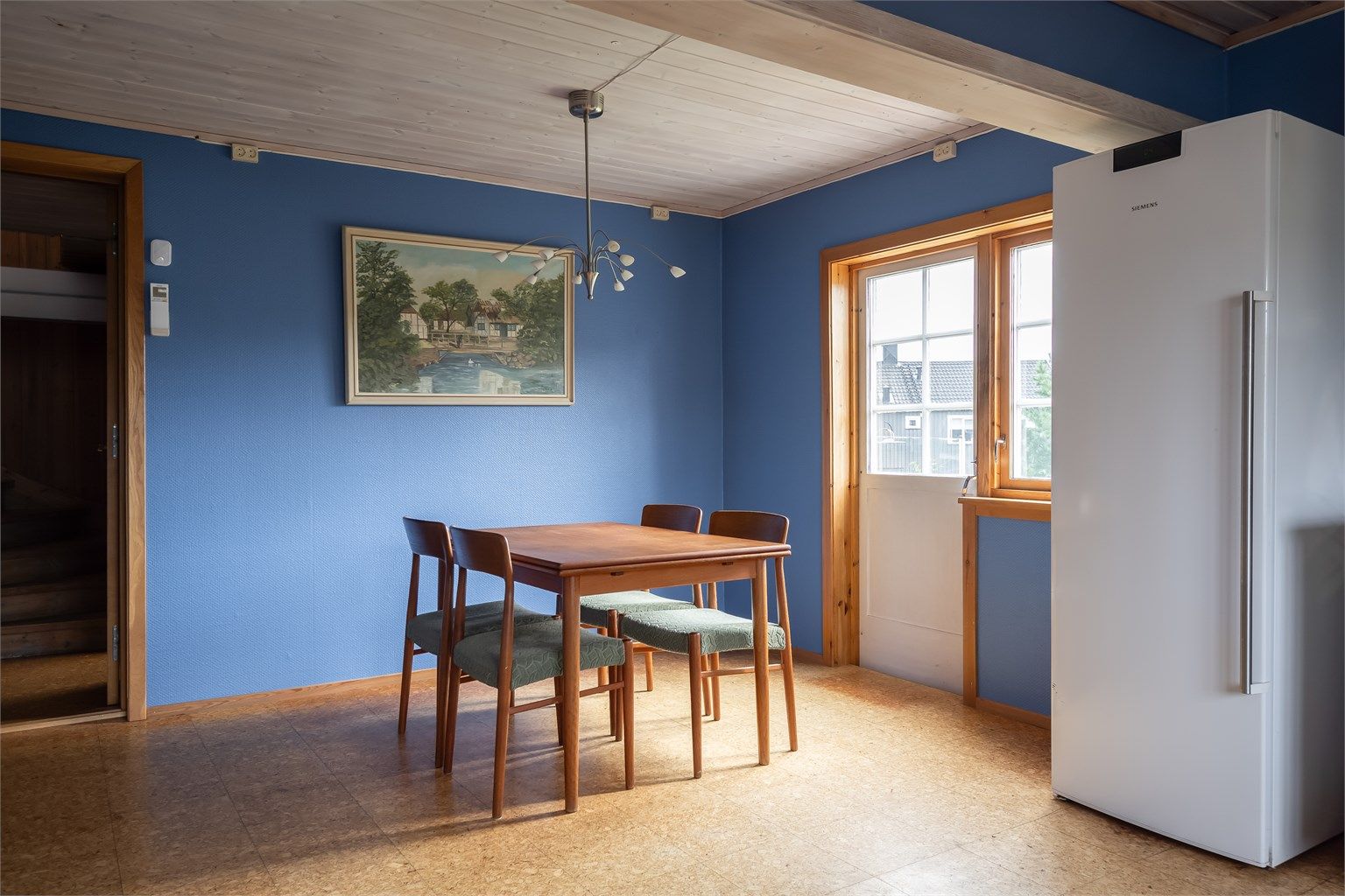 Fra kjøkkenet har man direkte utgang til romslig terrasse.