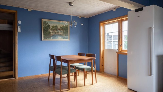 Fra kjøkkenet har man direkte utgang til romslig terrasse.