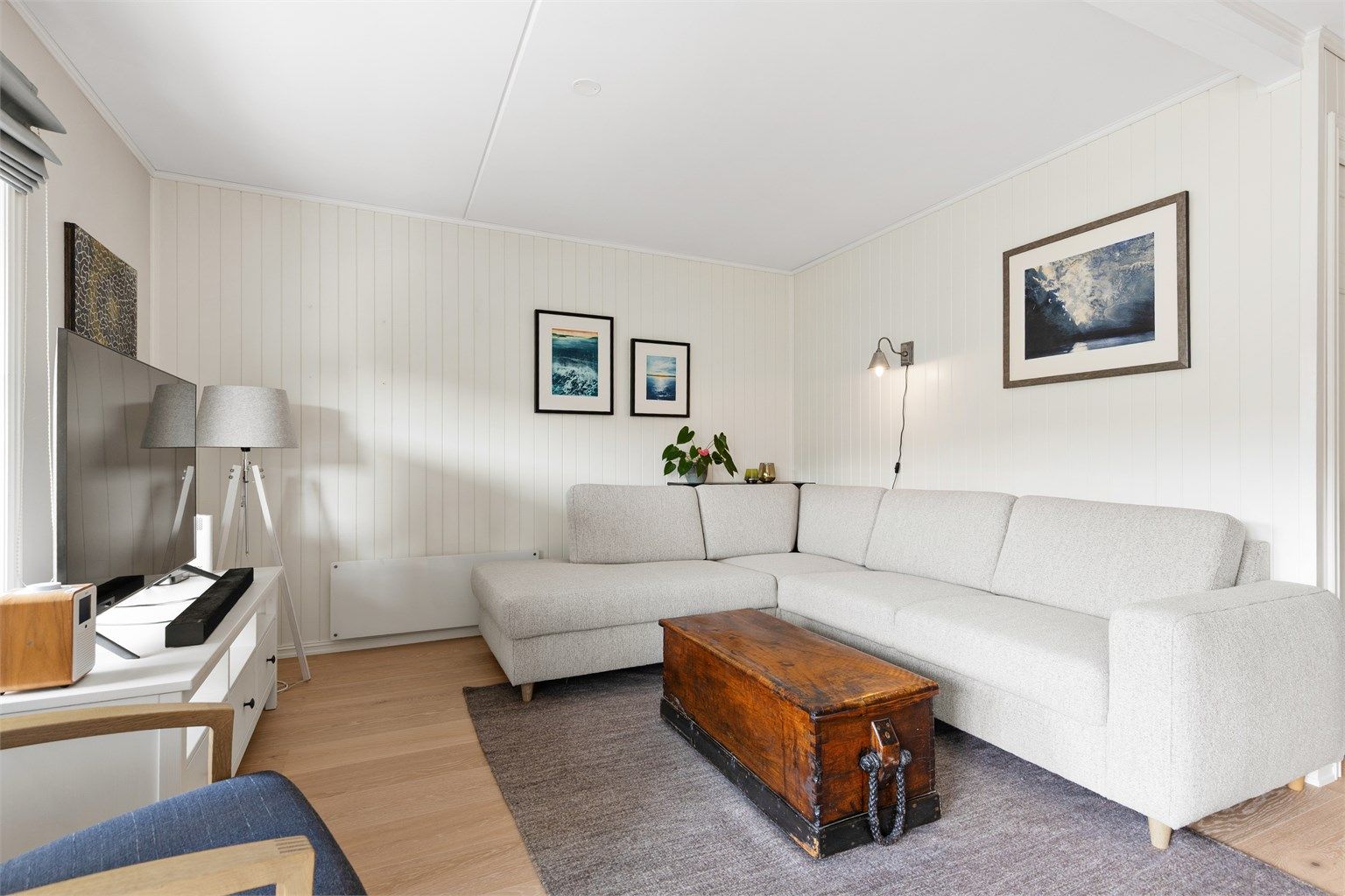 Stuens utforming skaper naturlige avdelinger, og det er for eksempel perfekt med en TV/sofakrok innerst i stuen. 