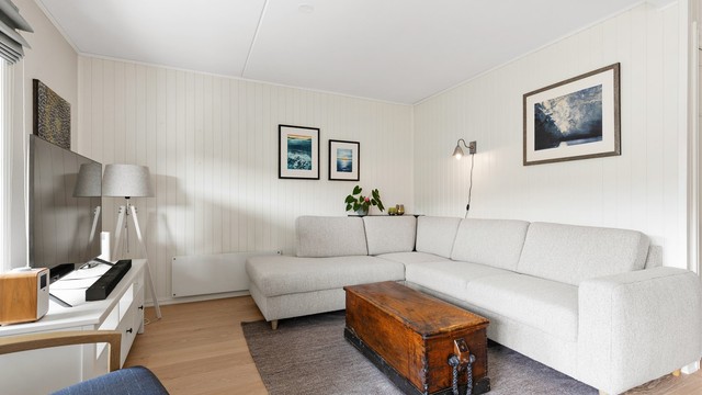 Stuens utforming skaper naturlige avdelinger, og det er for eksempel perfekt med en TV/sofakrok innerst i stuen.
