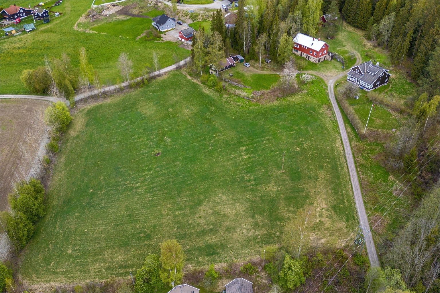 På jordet er det driveplikt, og det er forpaktet bort ut 2029.