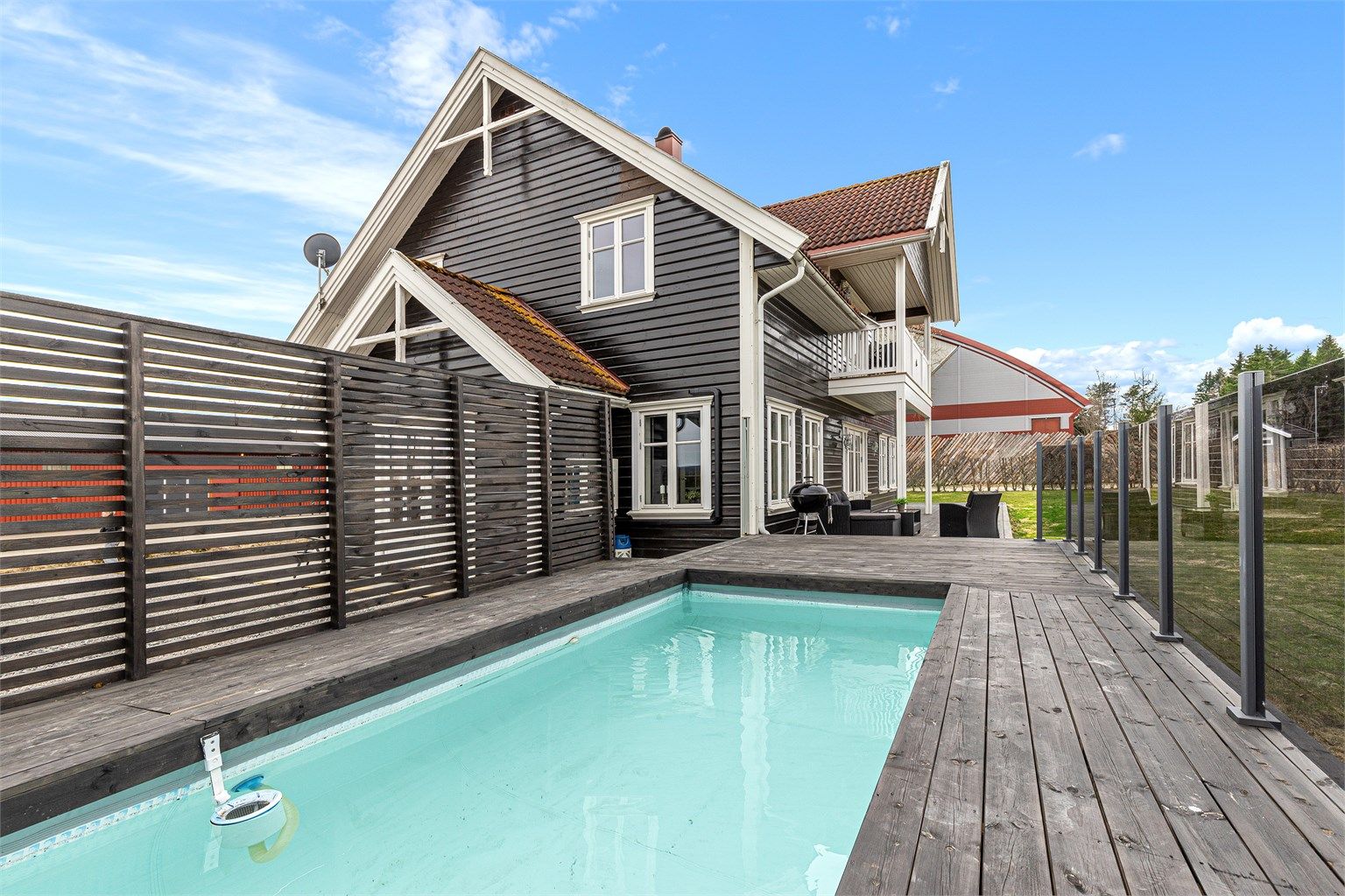 Det er store terrasser og innebygget basseng.