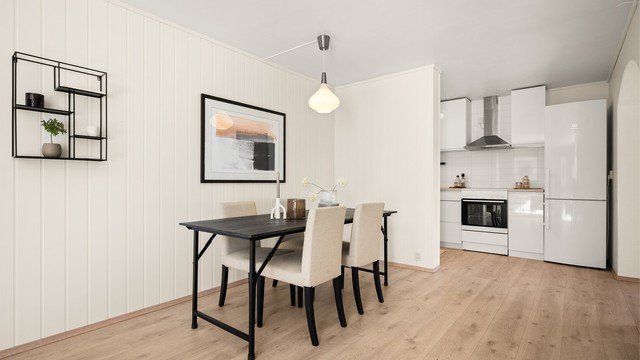 Spiseplassen fungerer som et naturlig bindeledd mellom stuedelen og kjøkkenet.