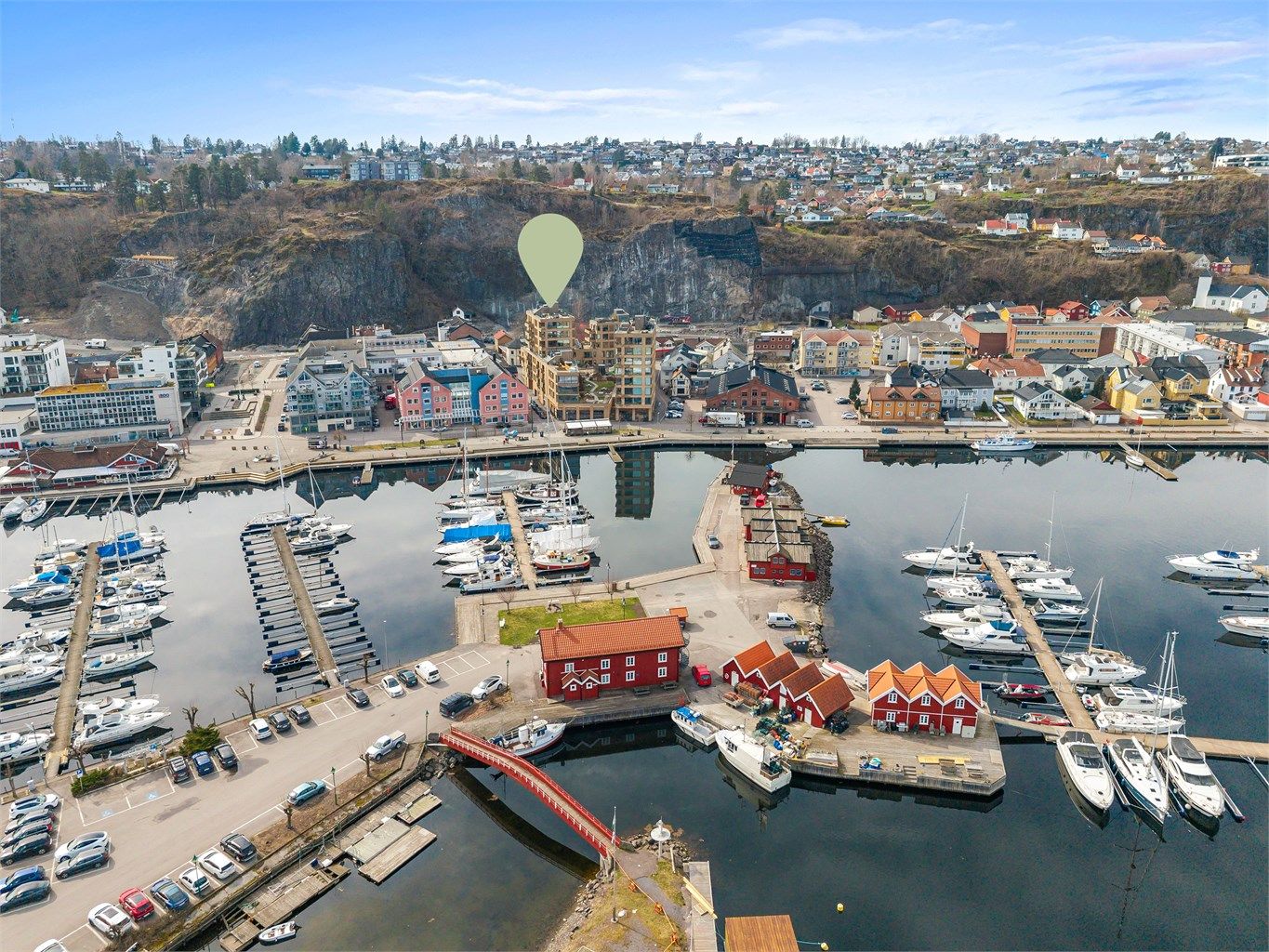 En sentral beliggenhet ved Holmestrand havn, med nærhet til både byliv og sjø.