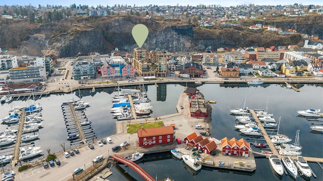 En sentral beliggenhet ved Holmestrand havn, med nærhet til både byliv og sjø.